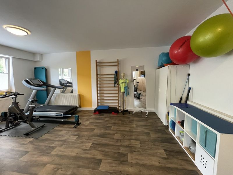 Aktiv- und Trainingsbereich mit Sprossenwand und Trainingsgeräten
