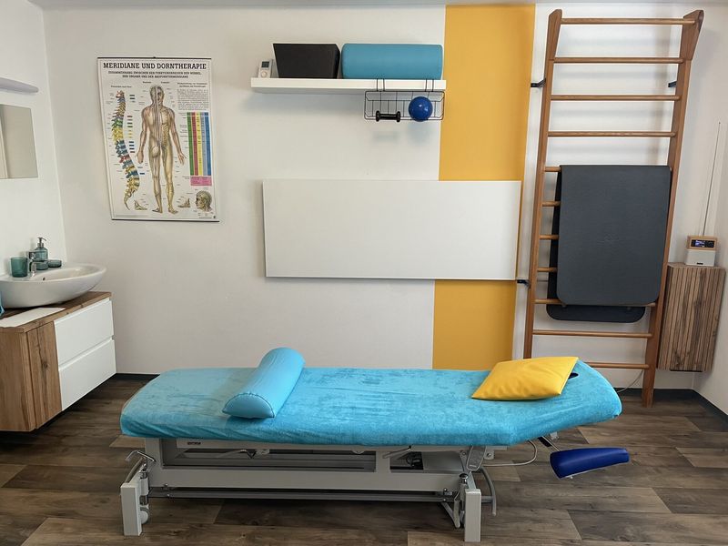 Heller Behandlungsraum mit Therapieliege
